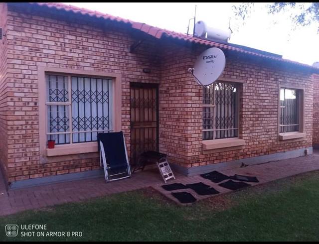 3 BEDROOM TOWNHOUSE FOR SALE IN DAWN PARK EXT